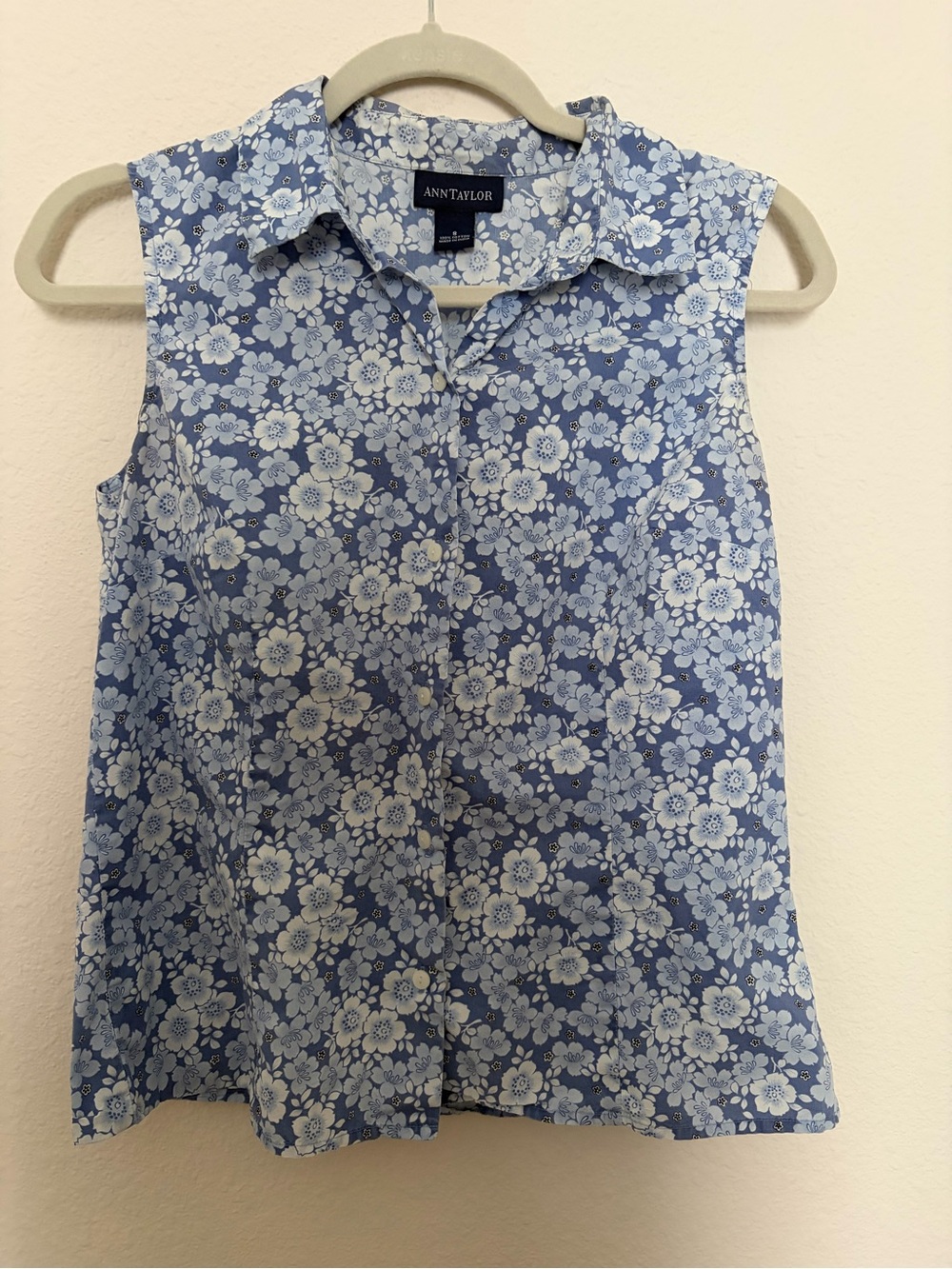 Ann Taylor Light Blue and White Floral Collared Button-Front Sleeveless Blouse